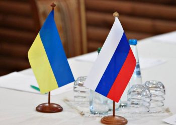 Прапори України та РФ.