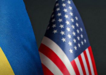 Прапори України та США.