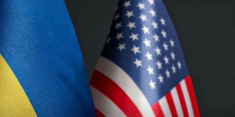 Прапори України та США.