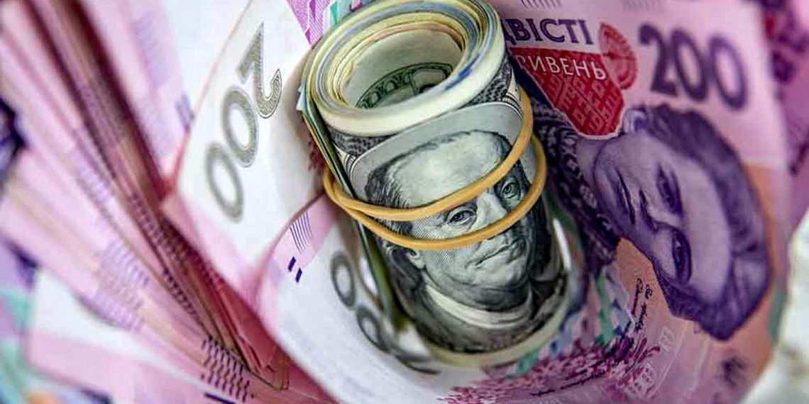 Гривні та долари.