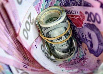 Гривні та долари.