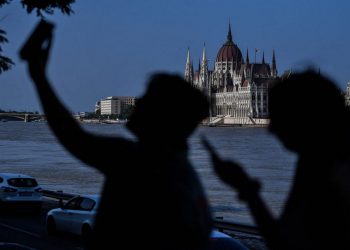 Використання смартфона в Угорщині.