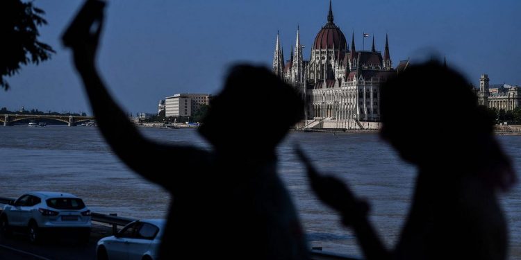 Використання смартфона в Угорщині.