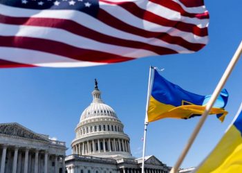 Прапори на тлі Капітолія.