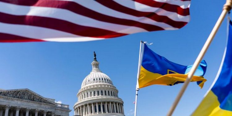 Прапори на тлі Капітолія.