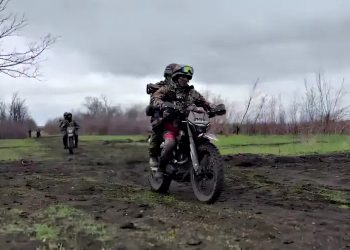 Окупанти на мотоциклах.