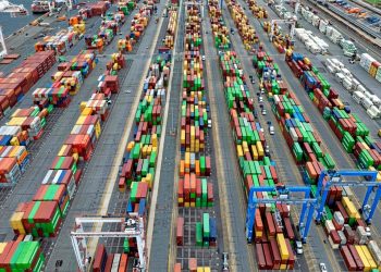 Контейнери з вантажем.