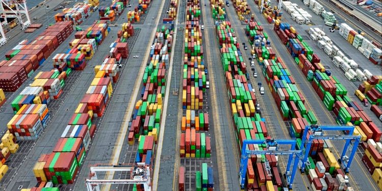 Контейнери з вантажем.