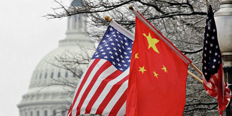 Прапори США та Китаю.