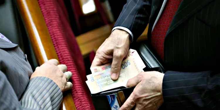 Зарплати чиновників.