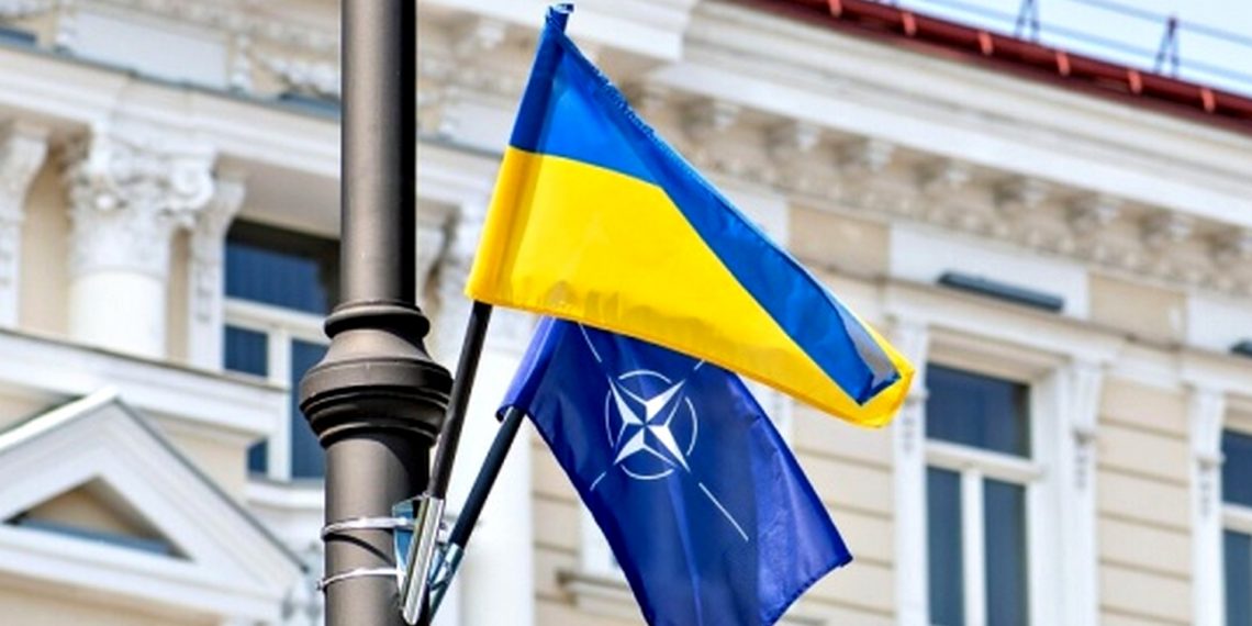 Прапори України та НАТО.