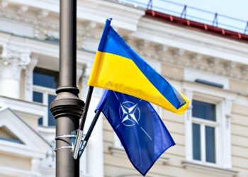 Прапори України та НАТО.