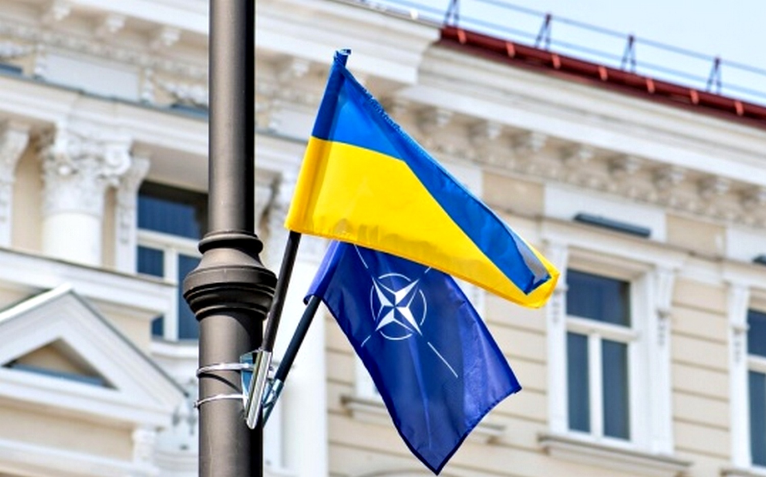 Прапори України та НАТО.