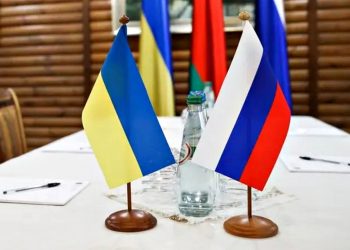 Прапори України та РФ.