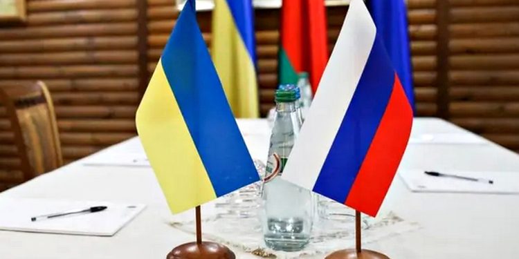 Прапори України та РФ.