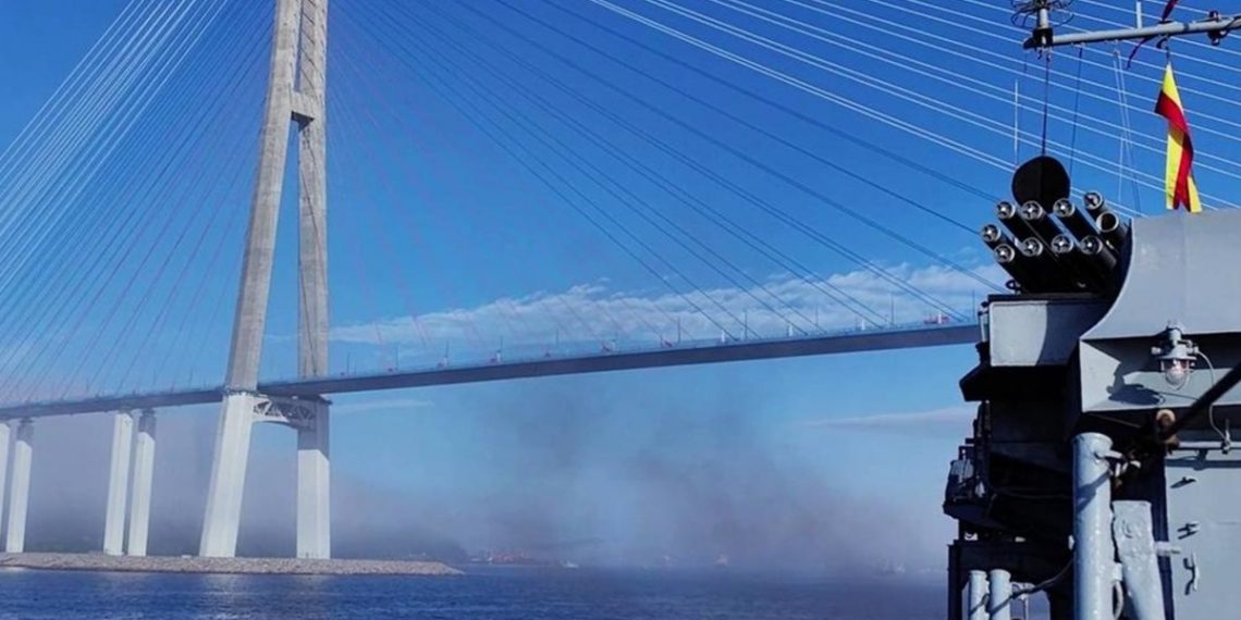 Корабель ЗС РФ у Владивостоці