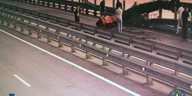 Пошкоджений Кримський міст