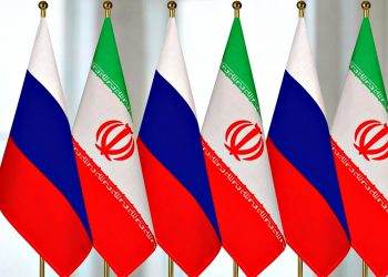 Прапори Росії та Ірану.