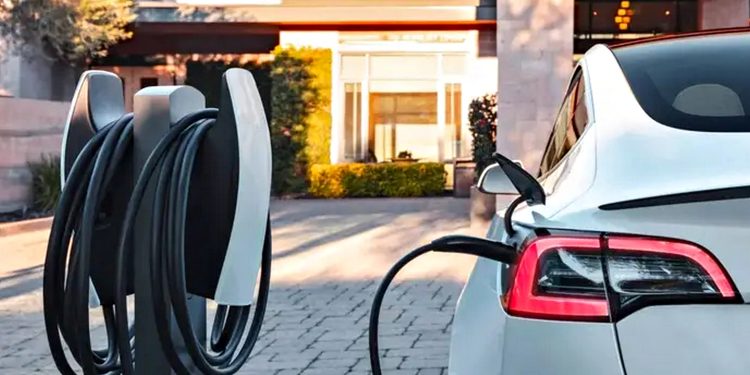 Заправлення електромобіля.