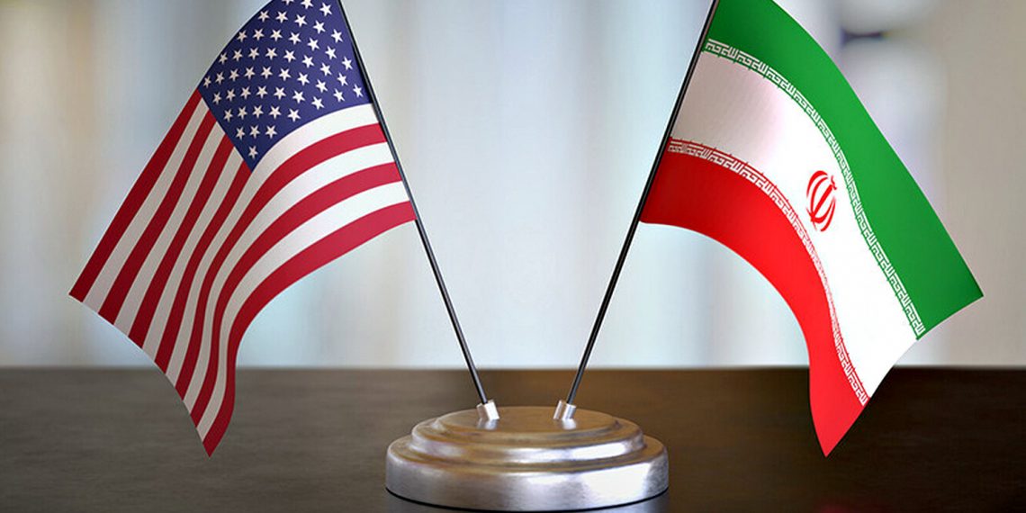 Прапори США та Ірану.