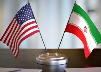 Прапори США та Ірану.