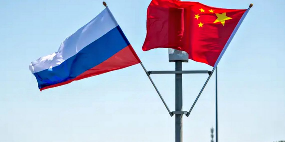 Прапори Росії та Китаю.