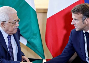 Президент Палестини Махмуд Аббас і президент Франції Еммануель Макрон.