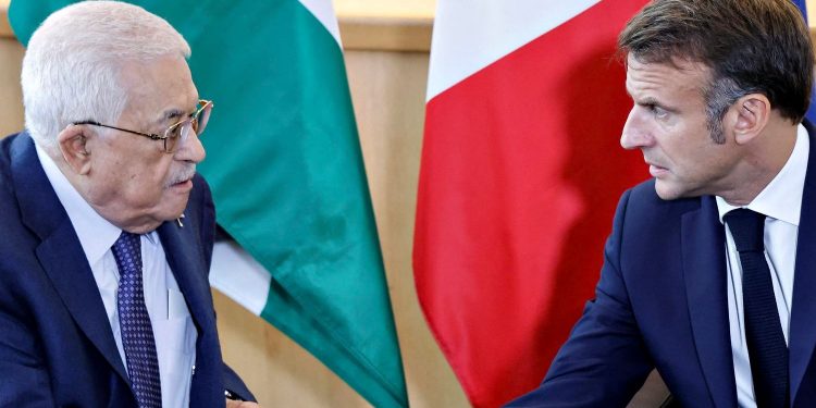 Президент Палестини Махмуд Аббас і президент Франції Еммануель Макрон.