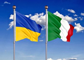 Прапори України та Італії.