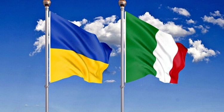 Прапори України та Італії.