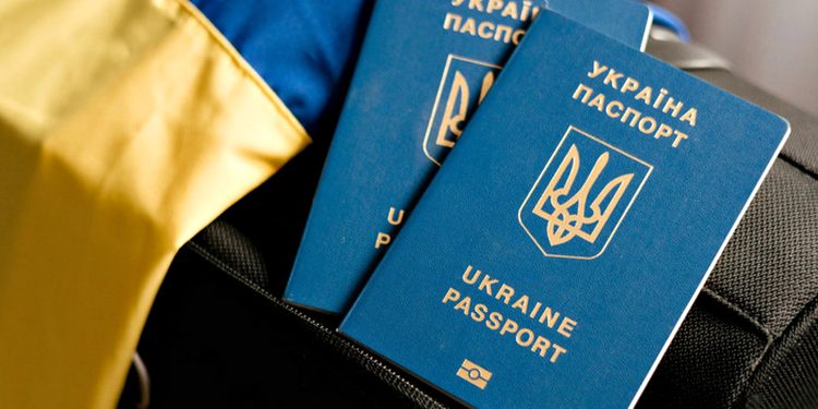 Закордонні паспорти.