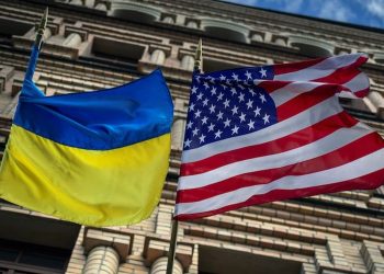 Прапори США та України.