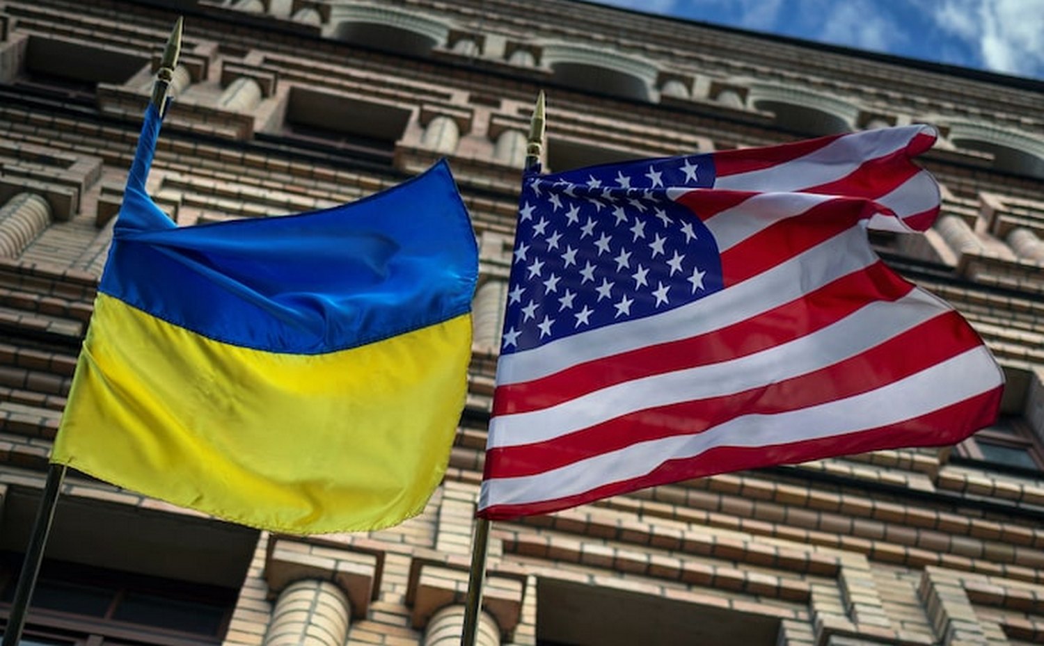 Прапори США та України.