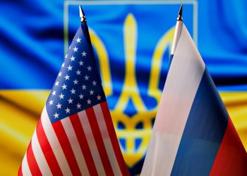 Прапори США, РФ та України.