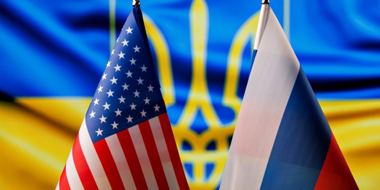 Прапори США, РФ та України.