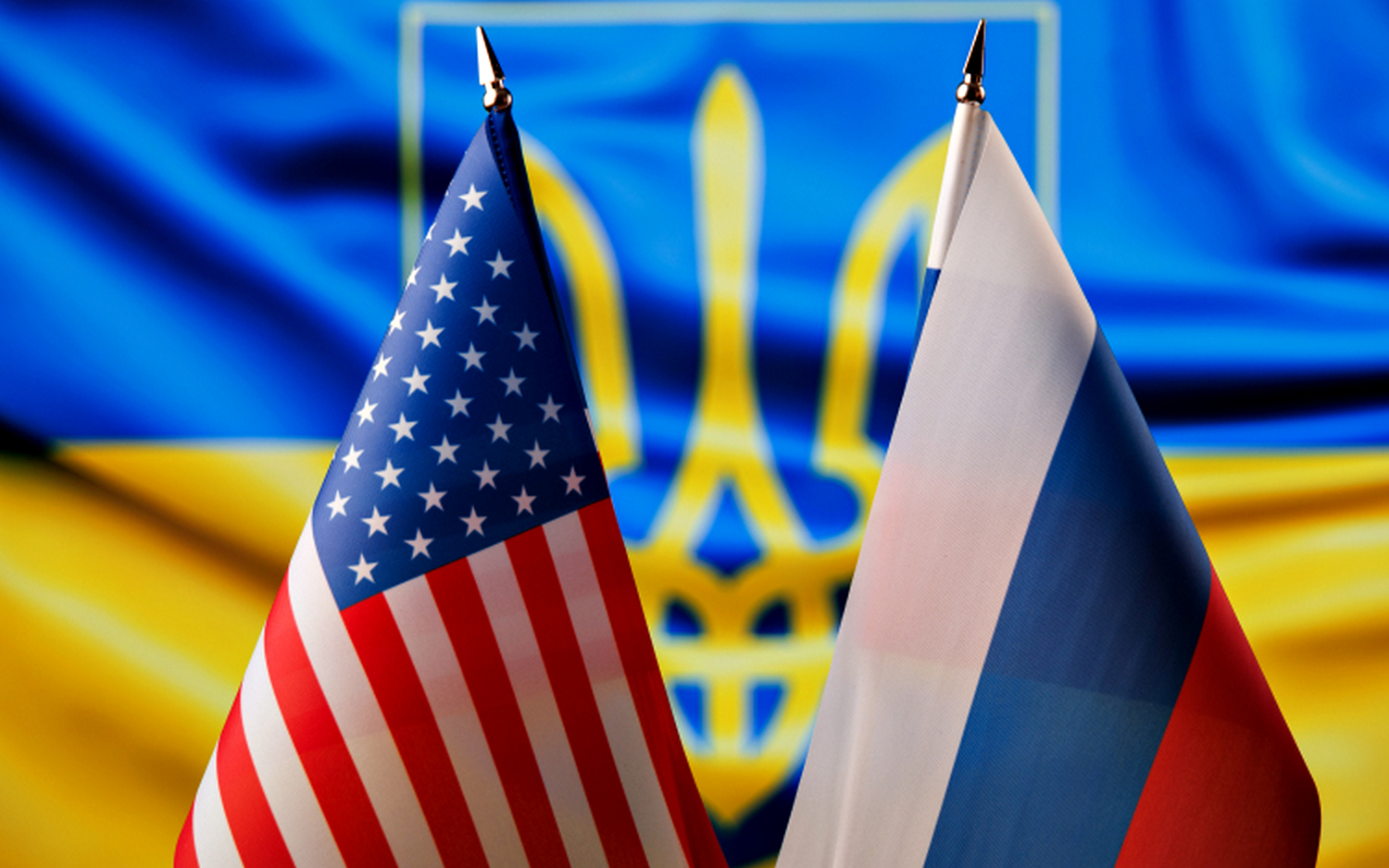 Прапори США, РФ та України.