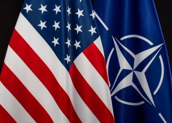 Прапори США та НАТО.