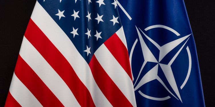 Прапори США та НАТО.