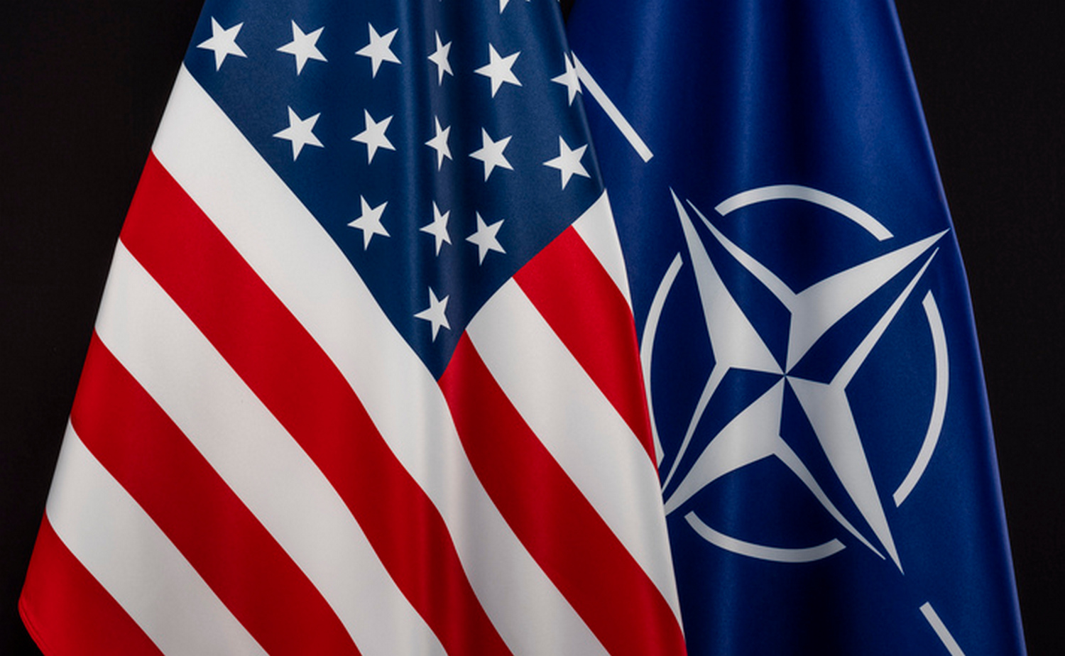 Прапори США та НАТО.