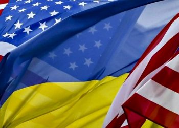 Прапори США та України.