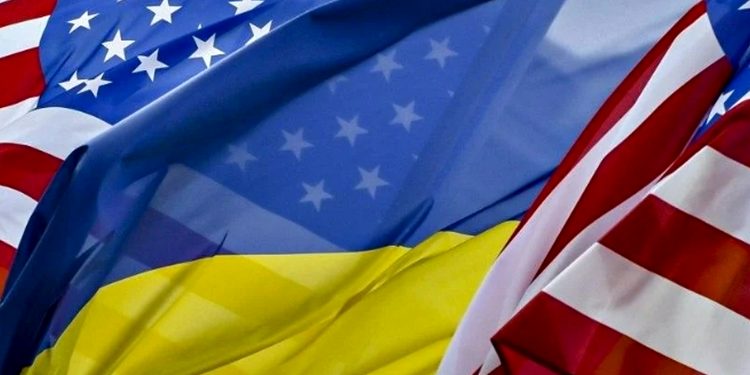 Прапори США та України.