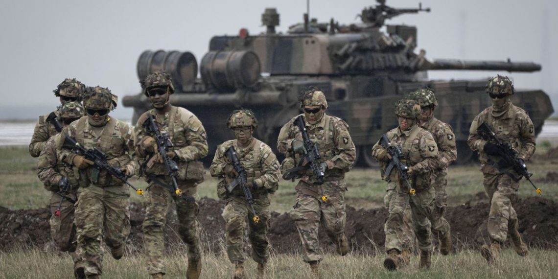 Військові НАТО.