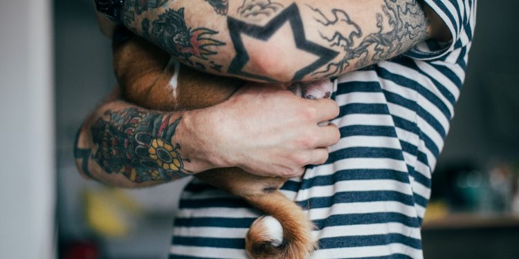 Чоловік з тату.