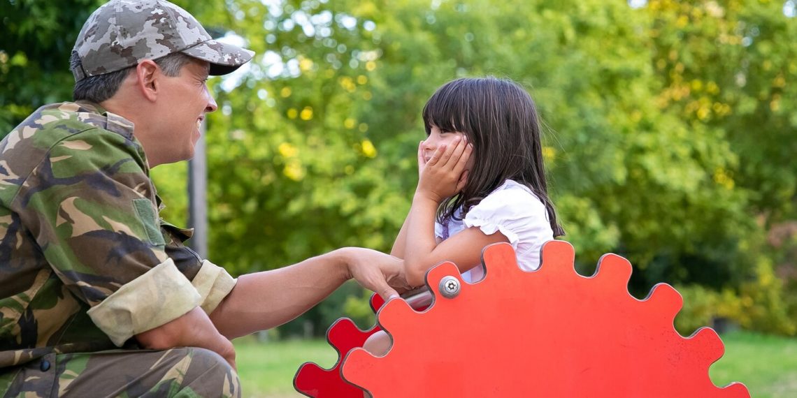 Військовий з дитиною.