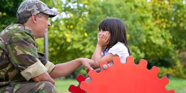 Військовий з дитиною.