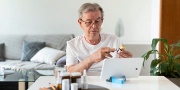 Літній чоловік.