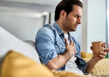 Чоловік тримається за серце.