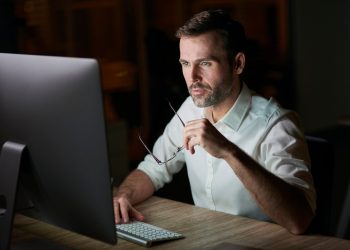 Чоловік за компʼютером.