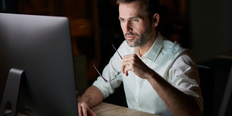 Чоловік за компʼютером.