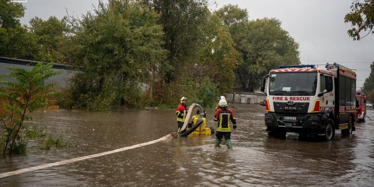 Затоплена вулиця в Одесі.